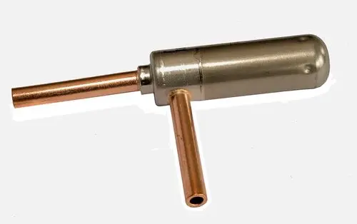 Daikin-Stellantrieb in einem silbernen Gehölz, mit zwei Kupferrohren, eines davon mit einer Öffnung. Klarer, funktionaler Aufbau.